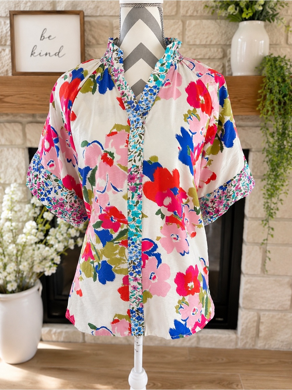 NWT 🆕 Umgee Women's Mix Brushed Floral Print W/ Puff Sleeves Top Size Large